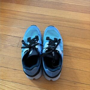 Women’s Oncloud stratus size 7